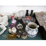 AN ASSORTMENT OF CHINAWARE AND GLASSWARE