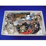 AN ASSORTMENT OF COSTUME JEWELLERY