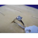 AN 18CT WHITE GOLD DIAMOND BRILLIANT CUT SOLITAIRE RING STONE APPROXIMATELY 90 POINTS SIZE M HALF