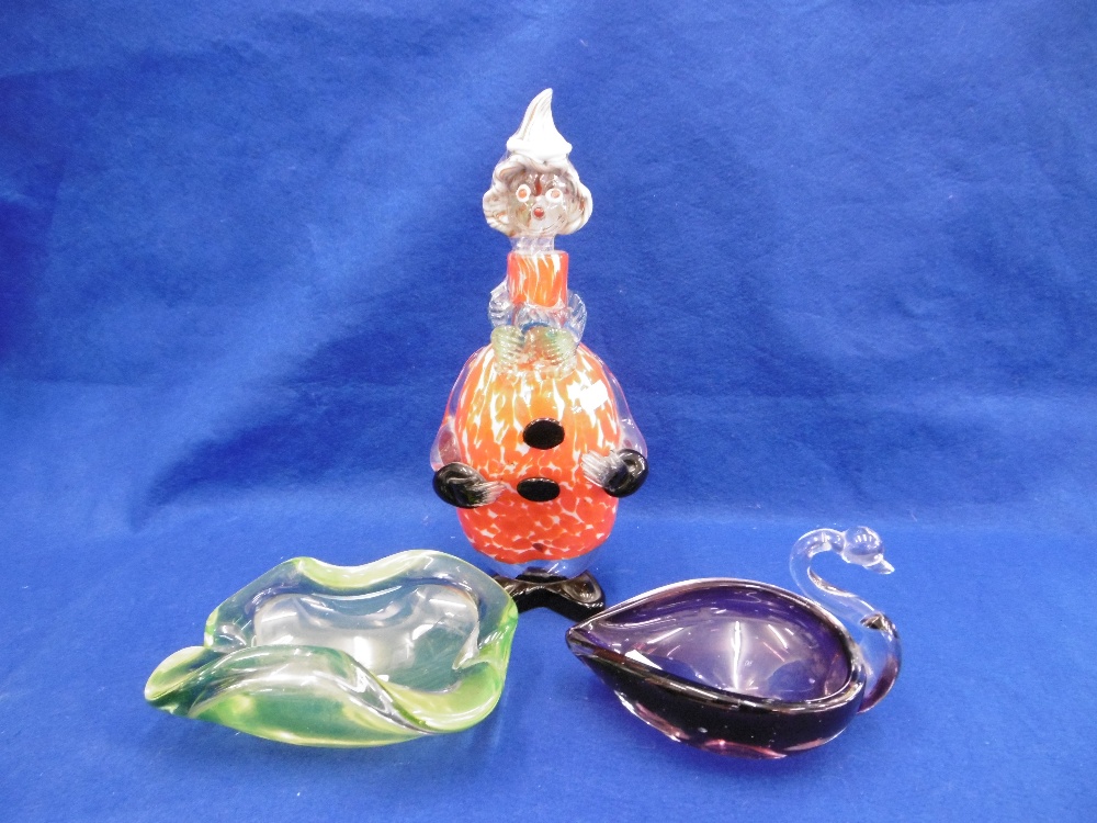 A SMALL QUANTITY OF MURANO GLASS INCLUDING A DECANTER