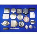 A COLLECTION OF VINTAGE COMPACTS INCLUDING STRATTON,