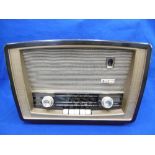 A 1950'S VINTAGE MURPHY A574 BAKELITE RADIO IN VERY GOOD CONDITION AND WORKING ORDER AT TIME OF