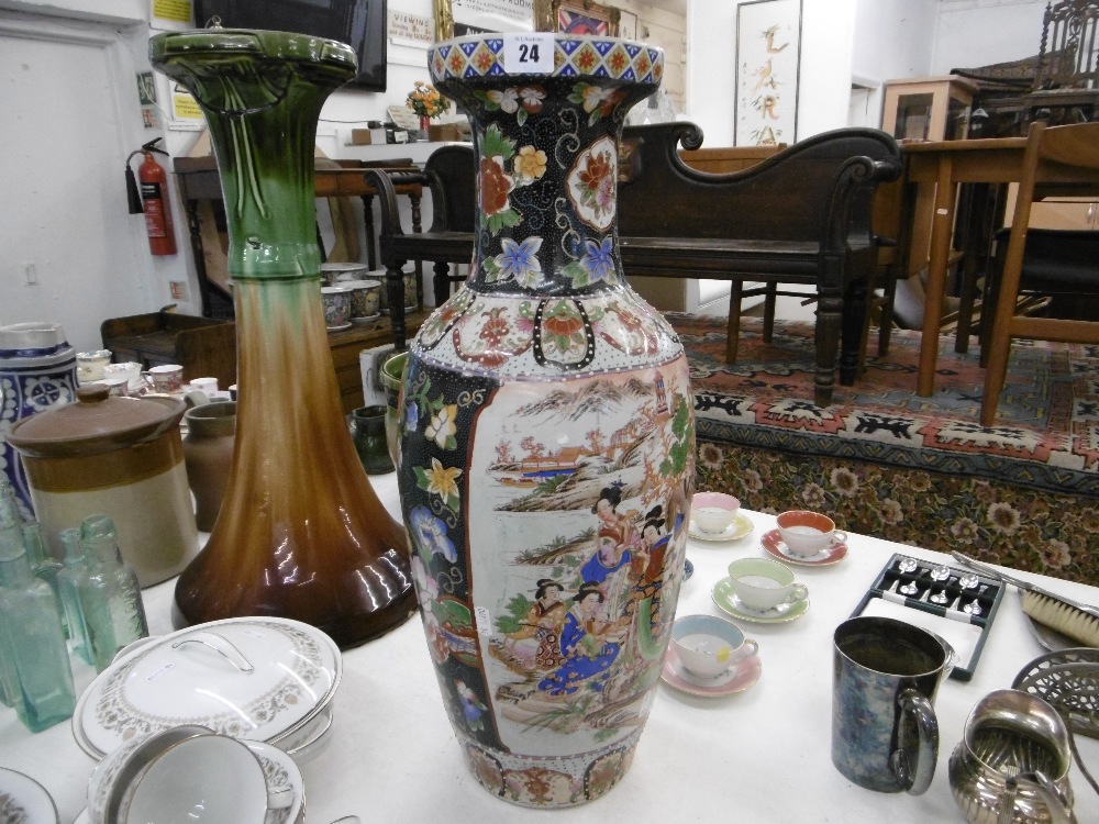 A LARGE ORIENTAL VASE A/F - Image 3 of 4