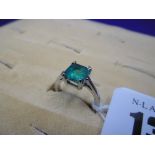 AN 18CT WHITE GOLD AND EMERALD RING (STONE 1.