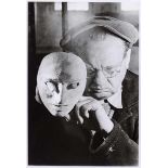 Künstlerphotographie - - Kilian, Hannes. Willi Baumeister mit Maske (1947)/Willi Baumeister mit