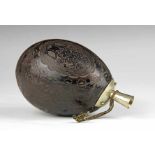Nautik - - Beschnitzte Kokosnuss als Pulverhorn. Französische Kolonialarbeit um 1800, reich graviert