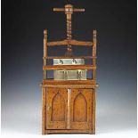 Technik - - Buchpresse. Neogotisches Modellmöbel, um 1840, Eiche, Holznägel und Messinggriff (