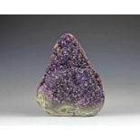 Mineralien - - Großer Amethyst. Fundort Brasilien. Maße: ca. 30 x 23 x 12 cm. A large Amethyst.