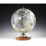 Globen - Astronomie - - Seltener Reliefmondglobus von A. J. Wightman. Penzance in Cornwall um