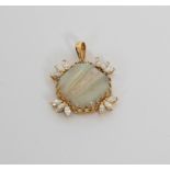 PENDENTIF OPALE ET DIAMANTS En or jaune 18 K orné d'une opale et de diamants. Pb : [...]
