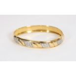 BRACELET RIGIDE EN OR JAUNE ET DIAMANTS En or jaune 18 K orné de diamants 1,5 K. Pb [...]