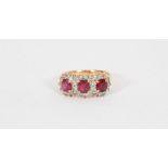 BAGUE OR DIAMANTS ET 3 RUBIS A monture en or jaune 14 K ornée de trois rubis 1,000 K [...]