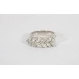 BAGUE OR BLANC DIAMANTS NAVETTES A monture en or blanc 18 K ornée de diamants taille [...]