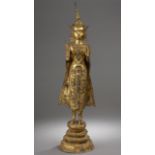 BUDDHA BRONZE DORE THAILANDE XIXè Buddha debout sur un haut tertre étagé, les [...]