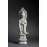 Figuration de kwan yin debout sur une base lotiforme auérolé d'un nymbe tenant le [...]