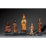 Lot comprenant quatre statuettes bouddhiques en bois laqué et doré et une dame de [...]