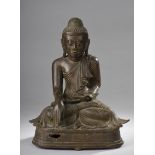 BUDDHA MARAVIJAYA BRONZE BIRMANIE XIXè Buddha Maravijaya vêtu d'une robe [...]