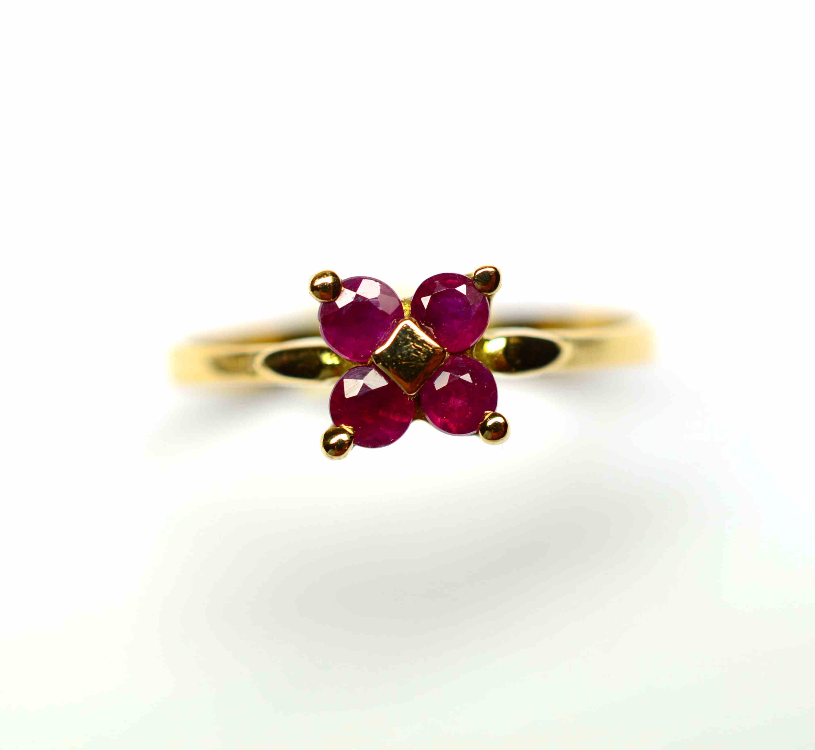 Bague or jaune ornée en son centre par 4 rubis ronds de belle couleur. Or 1,90 g - - Image 2 of 2