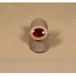 Belle bague or jaune classique sertie d'un rubis traité pour 3,5 c. env. souligné [...]