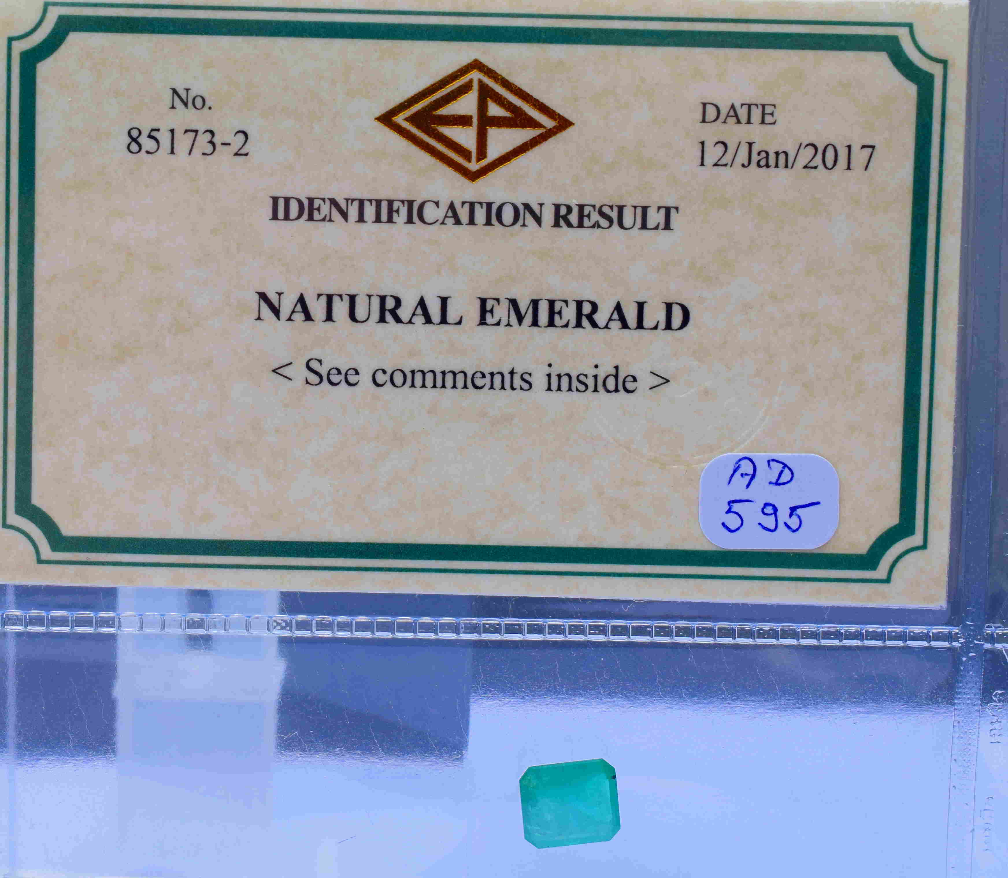 Sous certificat une Emeraude NATURELLE taille à degrés de belle couleur [...]