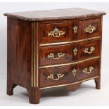 PETITE COMMODE MARQUETEE LOUIS XIV En marqueterie de bois de placage en frisage, à [...]