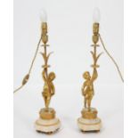 PAIRE DE LAMPES "AU PUTTI" A un bras de lumière supporté par un putti en bronze [...]