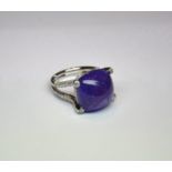 Bague or blanc ornée d'une rare et importante tanzanite NATURELLE coussin cabochon [...]