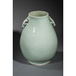 VASE CELADON CHINE Vase pansu piriforme sur pied en couronne, à large ouverture, [...]