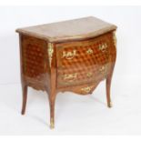 PETITE COMMODE D'ENTRE DEUX A MARQUETERIE DE CUBES LOUIS XV Galbée toute face, [...]