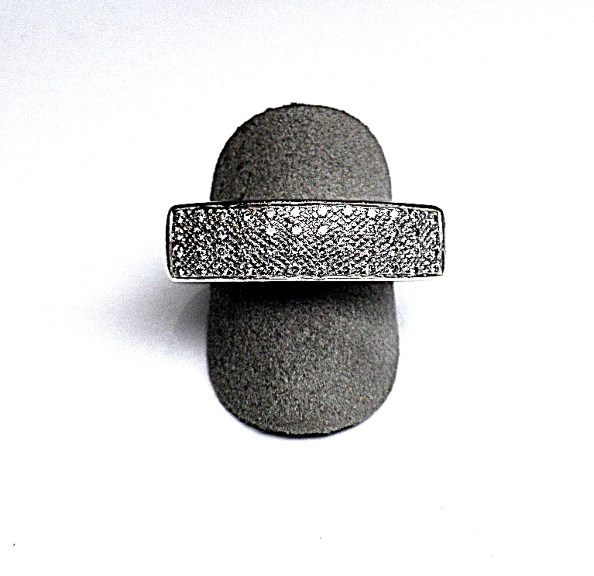 Bague or blanc cossue sertie de diamants de belle qualité - or 10,05 g. -