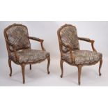 PAIRE DE FAUTEUILS A LA REINE LOUIS XV En bois naturel (délaqué) et scupté à [...]