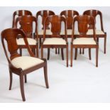 SUITE DE HUIT CHAISES GONDOLES XIXè En acajou et placage d'acajou, reposant sur [...]