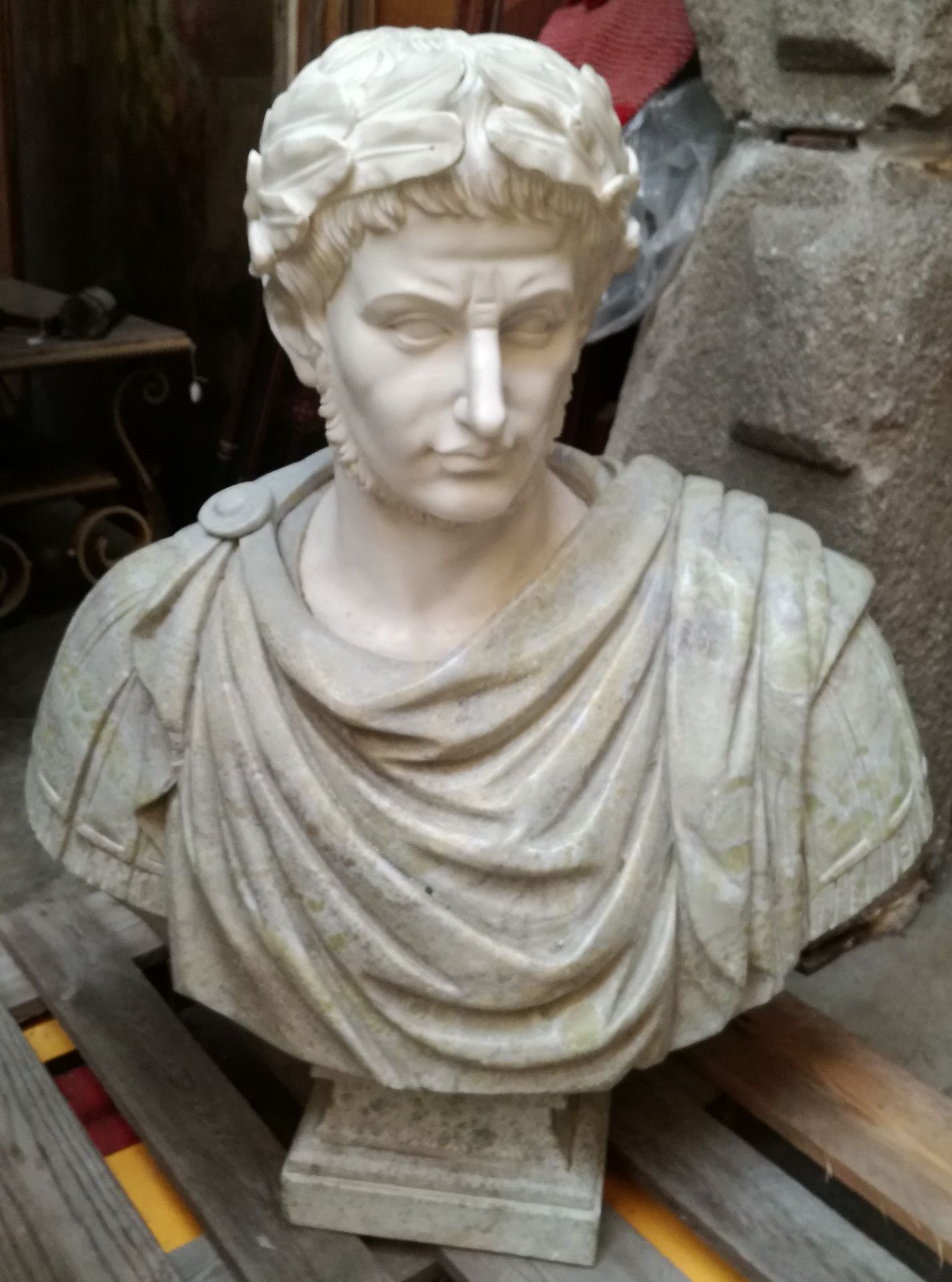 MARBRE "BUSTE D'EMPEREUR ROMAIN" En marbre blanc et de couleur, reposant sur un socle [...]