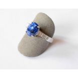 Bague or blanc soutenant un saphir ovale NATUREL Ceylan bleu roy pesant 3,88 c. [...]