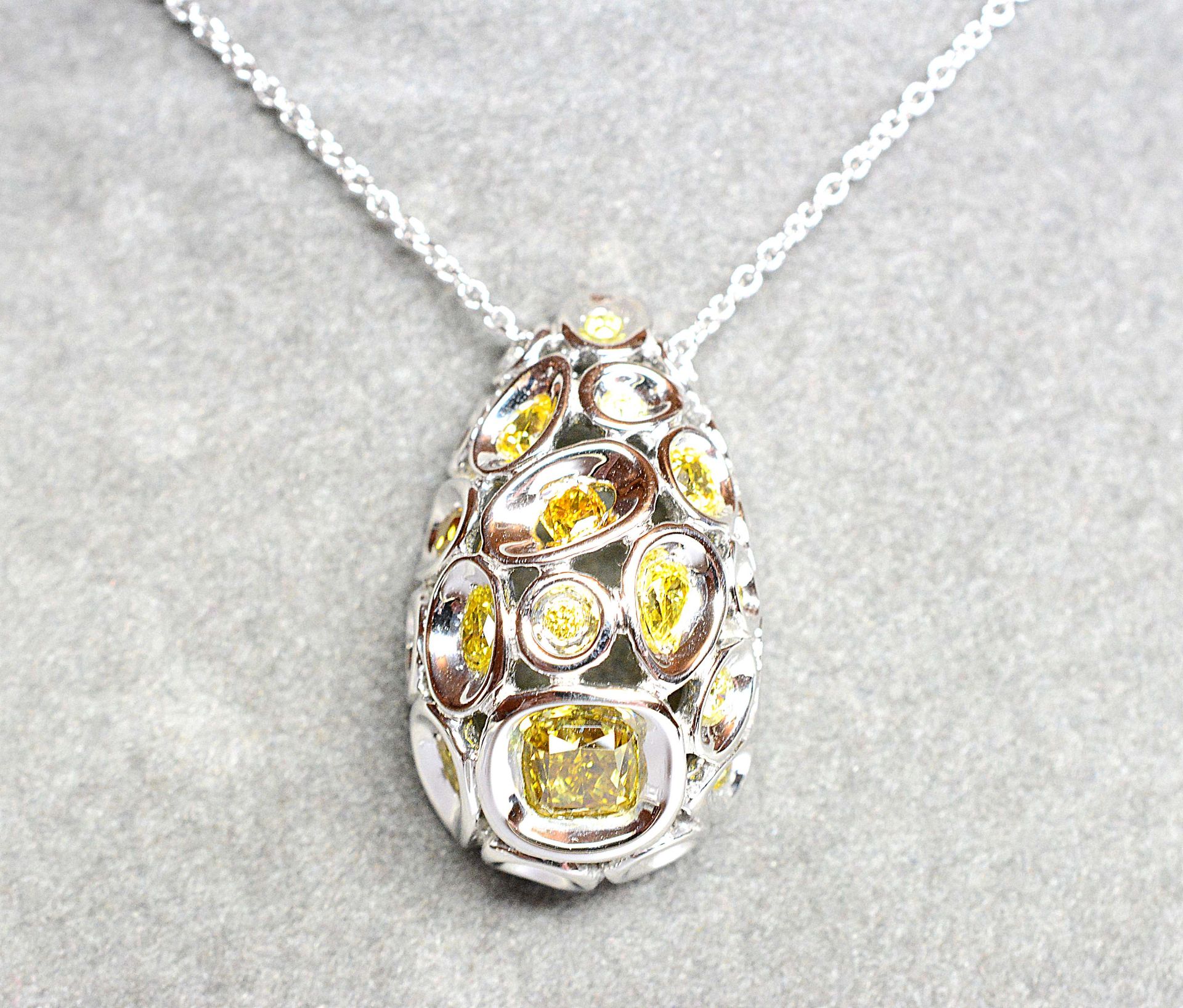 D' une collection privée, ce pendentif or blanc serti alvéolé de 20 diamants de [...] - Bild 2 aus 2