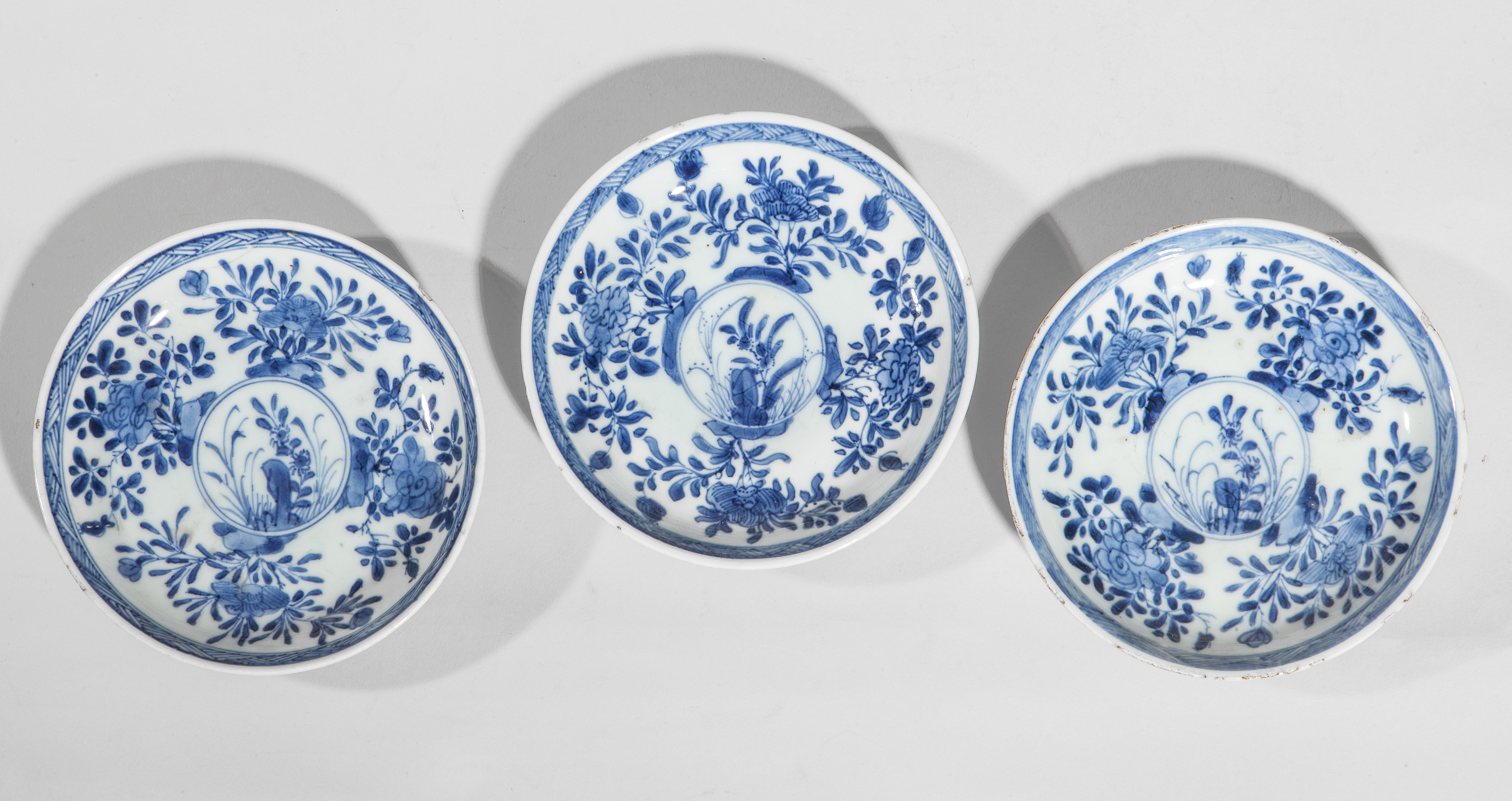 Trois coupelles en porcelaine blanche décoré de motifs floraux en bleu cobalt sous [...]