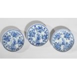 Trois coupelles en porcelaine blanche décoré de motifs floraux en bleu cobalt sous [...]