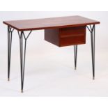 BUREAU 1960 A plateau bois, à caisson suspendu ouvrant à deux tiroirs, reposant sur [...]