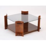 PETITE TABLE DE SALON ITALIENNE 1970 De forme carré, à plateau supérieur en verre [...]