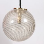 LAMPE "BOULE" VENINI EN MURANO 1960/70 En verre de Murano et laiton doré. H : 75; D [...]