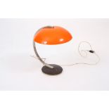 LAMPE CARMET 1970 A globe en perspex orange, pied en métal reposant sur une base [...]