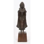 BRONZE "BUDDHA DEBOUT EN ABAYA MUDRA" THAILANDE XIIIè Bronze à patine [...]