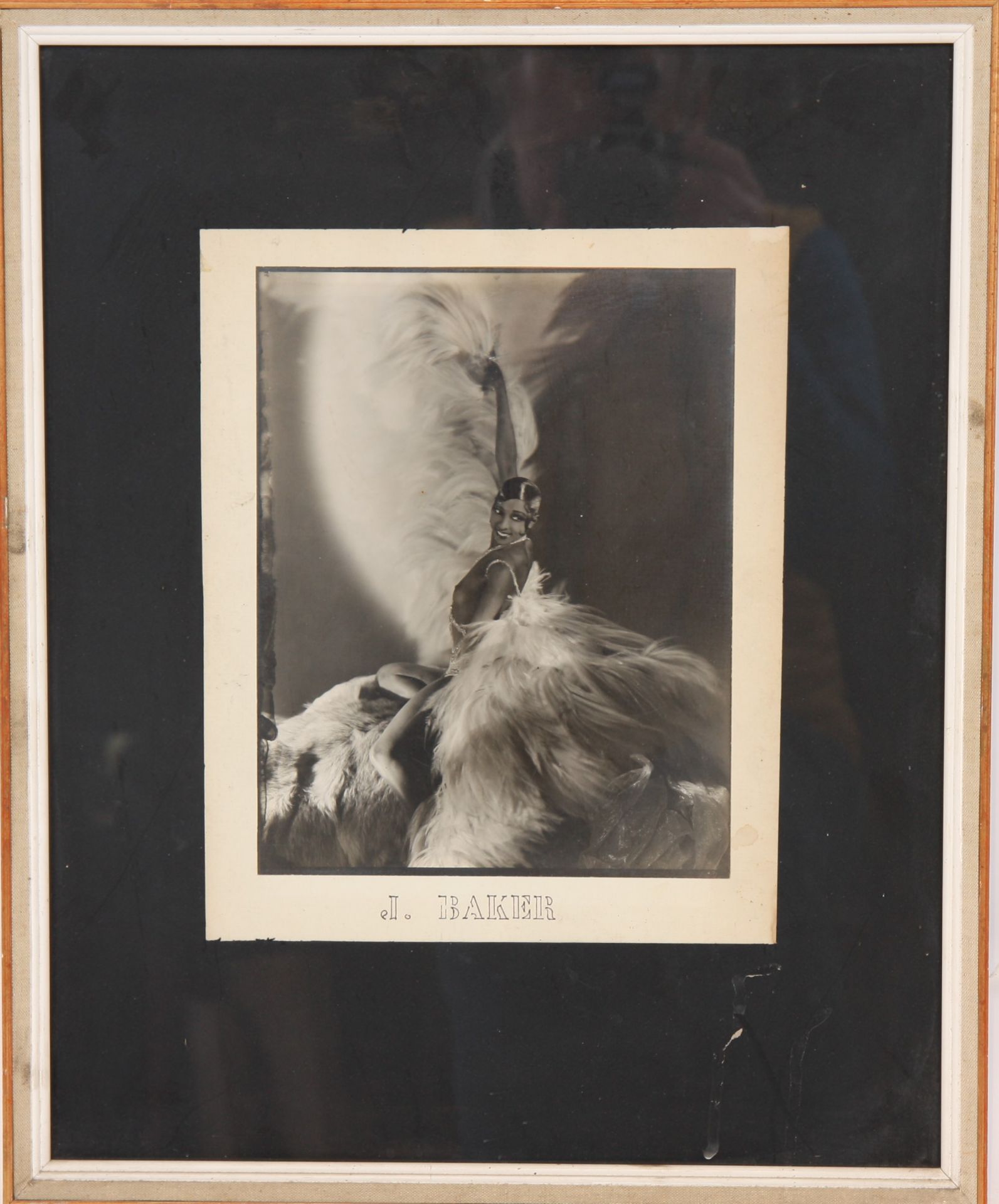 PHOTO "JOSEPHINE BAKER" Photo noir et blanc contrecollée sur papier, encadrée sous [...]