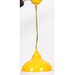 SUSPENSION EN TOLE JAUNE Epoque contemporaine. H : 70; D : 32 cm -