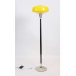 LAMPADAIRE 1970 A fut et base métallique, à globe en verre jaune. H : 170; D : 40 cm -