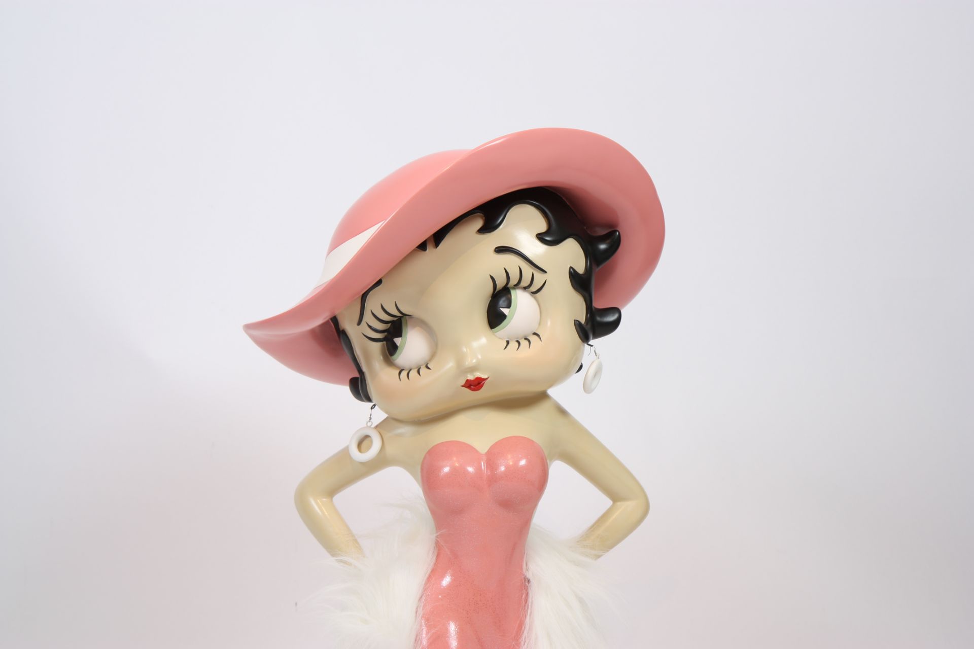 SUJET EN RESINE PEINTE "BETTY BOOP" En robe de soirée rose, avec un boa blanc. Petit [...] - Bild 4 aus 6