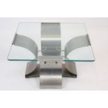 TABLE DE SALON FRANCOIS MONET 1970 A plateau en verre carré reposant sur un [...]