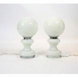 PAIRE DE LAMPES "BOULES" EN MURANO 1970 En verre blanc laiteux et métal chromé. H : [...]