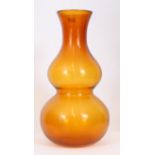 GRAND VASE EN VERRE ORANGE 1960/70 En verre de couleur, à panse à double galbe et [...]