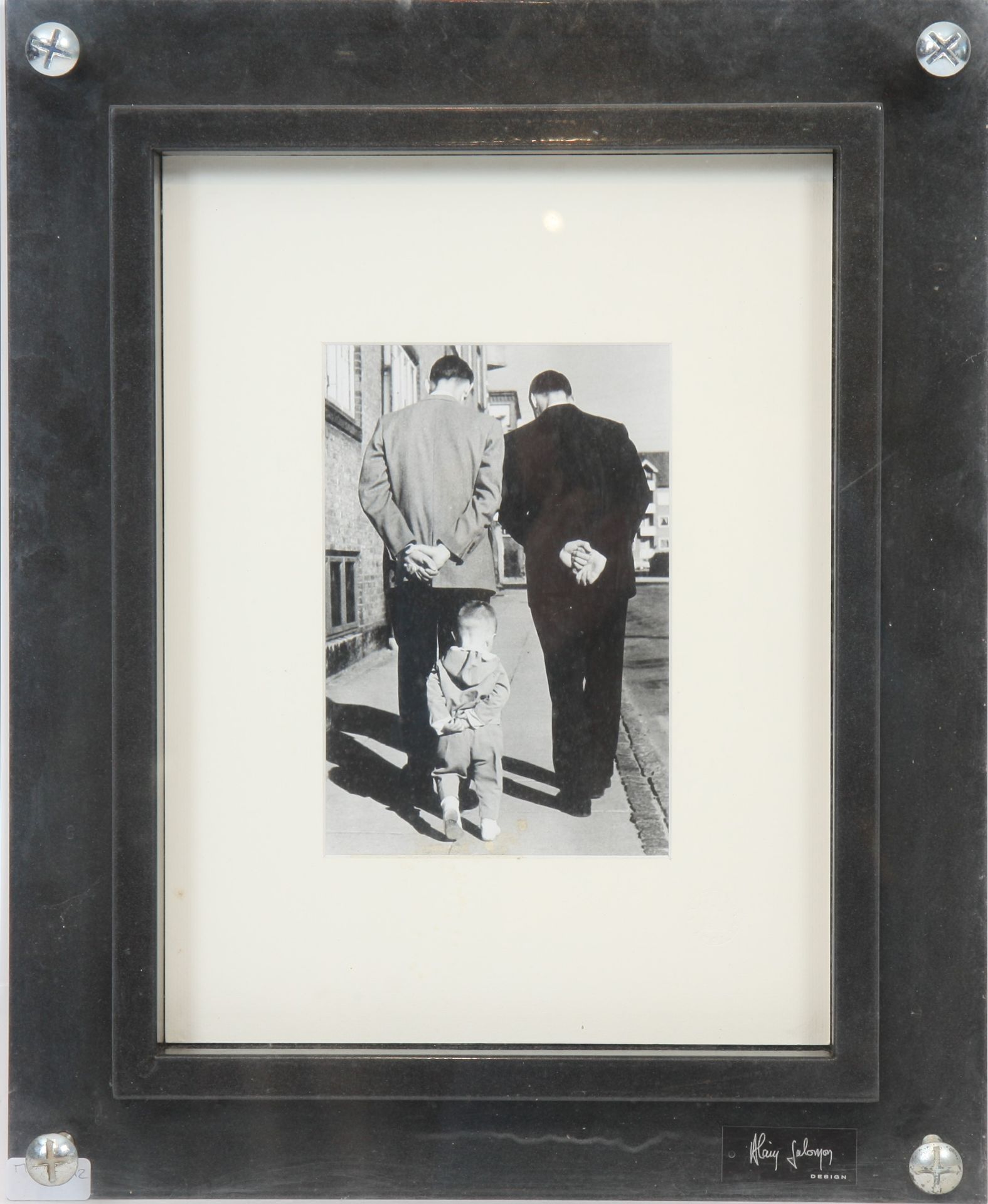 PHOTO ENCADREE "HOMMES ET GARCON DE DOS" Photo noir et blanc dans un encadrement [...] - Bild 2 aus 2